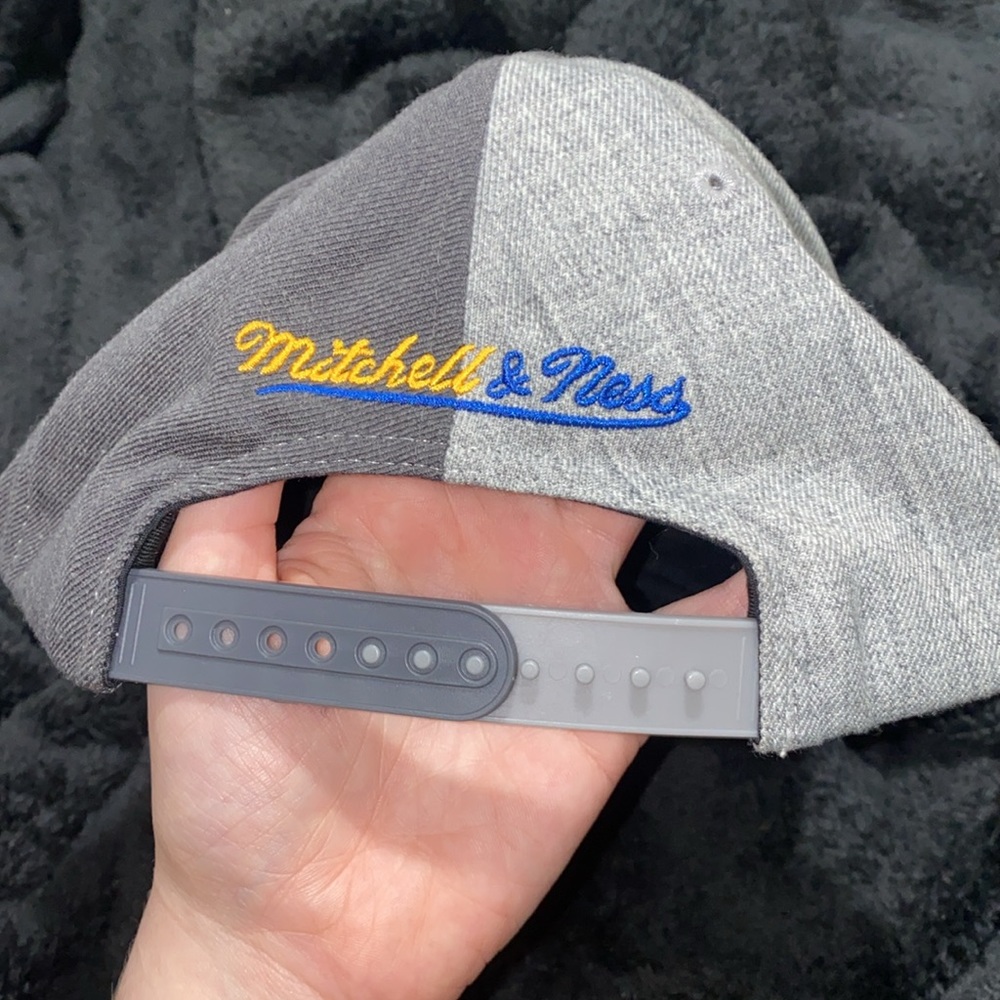 🛍️NBA Mitchell & Ness Golden State Warriors Hat! - Picture 2 of 4